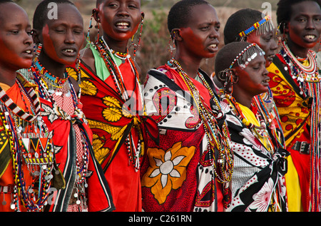 Masai Frauen tragen traditionelle Kleidung, in einem Dorf in der Nähe der Masai Mara, Kenia, Ostafrika Stockfoto