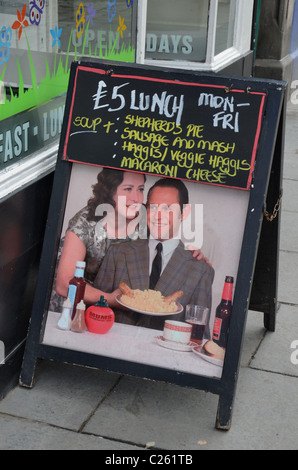 Retro-Stil-Zeichen vor einem Restaurant in Edinburgh Werbung ihr £5 Mittagessen Stockfoto