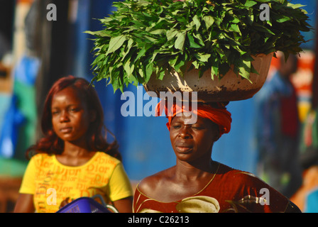 Bunte Porträt Frau mit Tabak lässt im Menschen, Côte d ' Ivoire Stockfoto