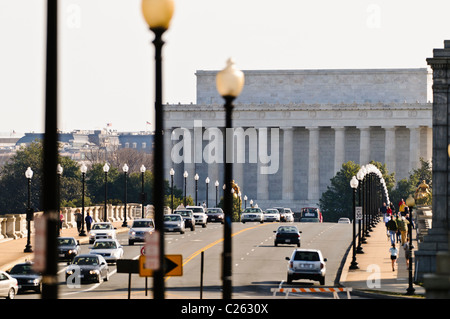 WASHINGTON DC, USA - Verkehr auf Memorial Bridge mit dem Lincoln Memorial im Hintergrund. Stockfoto