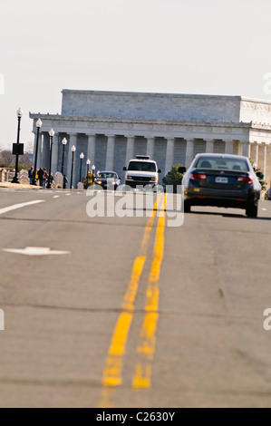 WASHINGTON DC, USA - Verkehr auf Memorial Bridge mit dem Lincoln Memorial im Hintergrund. Stockfoto