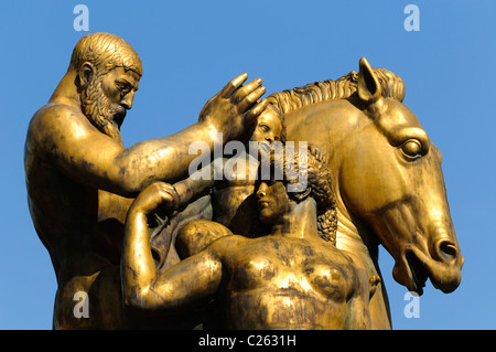 WASHINGTON DC, USA - Opfer Skulptur von Leo Friedlander, einer von vier Statuen, die in der Kunst des Krieges, Opfer, und Valor Serie an den Ecken der Memorial Bridge und Theodore Roosevelt Bridge, waren Geschenke von den Menschen in Italien. Das Opfer Skulptur befindet sich an der nordöstlichen Ecke der Brücke und in der Nähe der vier zum Lincoln Memorial. Die Statuen wurden am 26. September 1951 gewidmet. Die anderen Statuen sind Anspruch und Literatur Musik und Ernte genannt, und Valor. Stockfoto