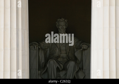 WASHINGTON DC, USA - die Statue von Abraham Lincoln Peers aus innerhalb des Lincoln Memorial Vergangenheit die Spalten, in Richtung der US Capitol Gebäude, am östlichen Ende der National Mall. Stockfoto