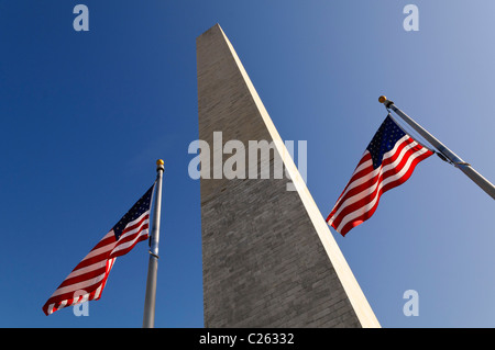 WASHINGTON, DC, USA – Ein Teil des Rings amerikanischer Flaggen, der den Fuß des Washington Monuments an der National Mall umgibt. Die Flaggen bilden eine patriotische Darstellung um den legendären Obelisken und symbolisieren den nationalen Stolz und die Einheit im Herzen der Hauptstadt der Nation. Stockfoto