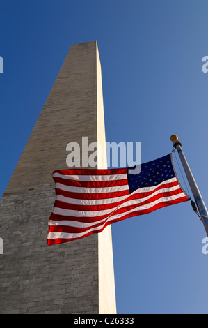 WASHINGTON, DC, USA – Ein Teil des Rings amerikanischer Flaggen, der den Fuß des Washington Monuments an der National Mall umgibt. Die Flaggen bilden eine patriotische Darstellung um den legendären Obelisken und symbolisieren den nationalen Stolz und die Einheit im Herzen der Hauptstadt der Nation. Stockfoto