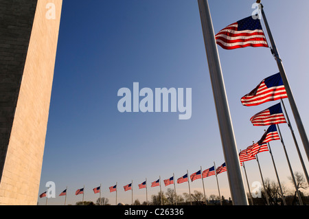 WASHINGTON, DC, USA – Ein Teil des Rings amerikanischer Flaggen, der den Fuß des Washington Monuments an der National Mall umgibt. Die Flaggen bilden eine patriotische Darstellung um den legendären Obelisken und symbolisieren den nationalen Stolz und die Einheit im Herzen der Hauptstadt der Nation. Stockfoto