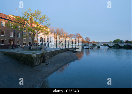 Späten Abend untergehende Sonne beleuchtet die Gebäude an den Ufern der Themse bei Richmond, London, England, UK. Stockfoto