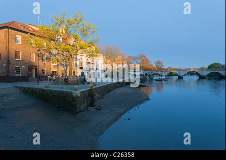 Späten Abend untergehende Sonne beleuchtet die Gebäude an den Ufern der Themse bei Richmond, London, England, UK. Stockfoto