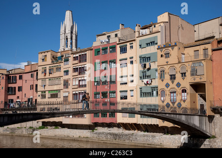 Gomez-Brücke über den Fluss Onyar in Girona, Katalonien, Spanien Stockfoto