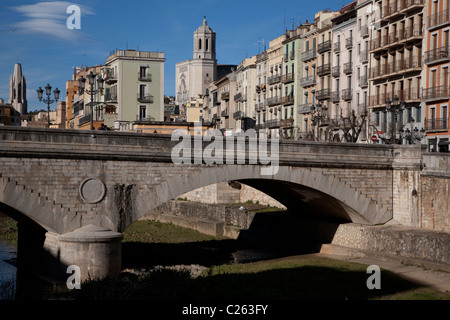 Pont de Pedra Steinbrücke über den Fluss Onyar in Girona, Katalonien, Spanien Stockfoto