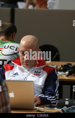 David Brailsford British Cycling Team Himmel professionelle Performance Manager Dave Fahrradwelt verfolgen Meisterschaften Holland 2011 Stockfoto