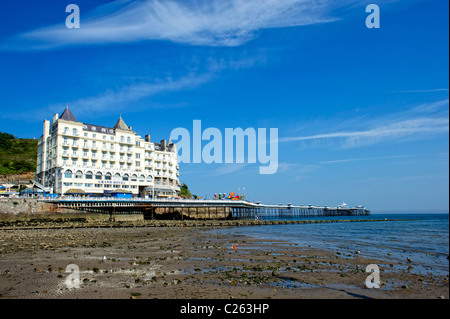 Blick über den Strand in Llandudno, North Wales in Richtung Pier und das Grand Hotel Stockfoto