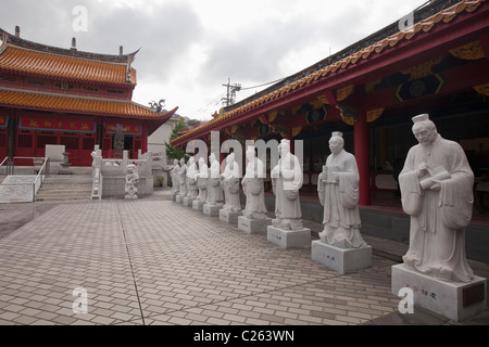 Marmorstatuen von chinesischen Philosophen bei Koshi-Byo (konfuzianischer Schrein), Nagasaki, Kyushu, Japan, Fernost, Asien. Stockfoto