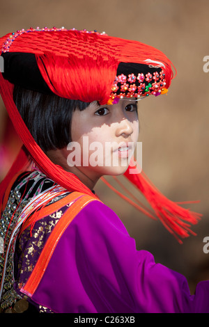 Lisu Bergvölker kleines Mädchen tanzen für Feier neue Jahre tragen traditionelle Tuch Ban Ko Heu, Mae Salong, Chiang Rai Stockfoto