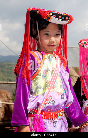 Lisu Hügel Stämme Mädchen warten auf Tanz zu feiern Neujahr, Ban Ko Heu, Mae Salong, Chiang Rai, Thailand Stockfoto