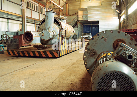 Kaufen Sie auf die Reparatur der industriellen Ausrüstung ein. Im Vordergrund der alte Ofen Heizung Öl. Stockfoto