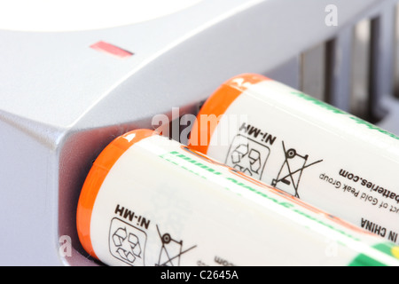 Detailansicht des Batterie-Ladegerät mit zwei Batterien aufladen Stockfoto