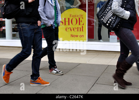 Schuh-Event-Schild im Schaufenster Stockfoto