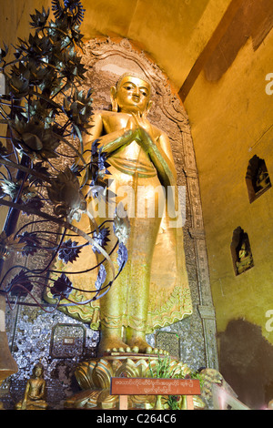 Goldene Buddha-Statue im Ananda-Tempel, Bagan, Myanmar. Stockfoto