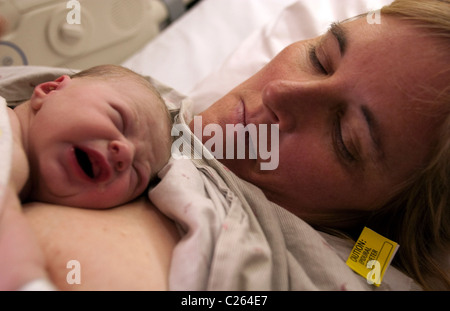 Eine kaukasische Mutter und ihr neugeborenes Baby Boy. Stockfoto