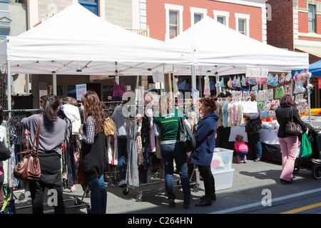 Frauen shopping für Kleidung an der Rundle Mall Street Market, Rundle Street, Adelaide, South Australia Stockfoto