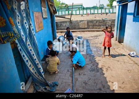 Tägliches Leben in den Slums in der Nähe von Colaba, Mumbai, Indien Stockfoto