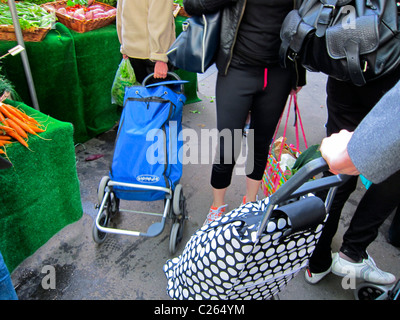 Paris, Frankreich, Detail, Beine von hinten, French People Shopping in Bio Food, Farmer's Market, Boulevard Batignolles, Detail Shopping Carts, Straßenmarkt Paris City am Tag Stockfoto