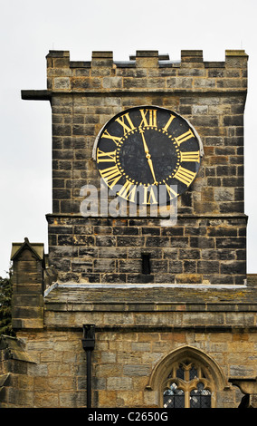 Einhand-Uhr am Westturm. All Saints Church, Harewood, West Yorkshire, England, Vereinigtes Königreich, Europa. Stockfoto