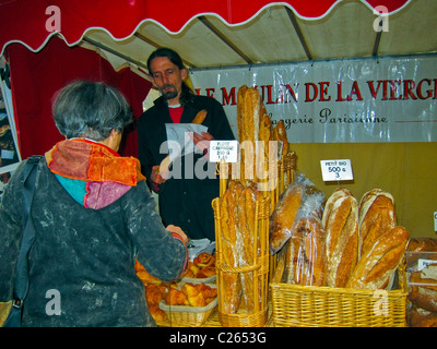 Paris, Frankreich, Frauen Einkaufen in Bio-Lebensmitteln, Bauernmarkt, Kauf von französischem Brot am Bakery Stall, 'Au Moulin de la Vierge' boulangerie Preise für Innenfutter Stockfoto