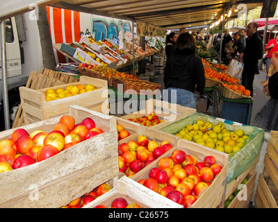 Paris, Frankreich, Crowd People Shopping in Bio Food, Farmer's Market, „lokal produzierte“ Lebensmittel Preise, Paris Straßenverkäufer Früchte, Responsible Business Street Stockfoto