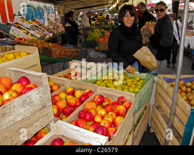 Paris, Frankreich, French People Shopping in Bio Food, Farmer's Market, Boulevard Batignolles lokal produziert, Paris Straßenhändler Obst, nachhaltige Wirtschaft, Farmers France, Farmers Life Stockfoto