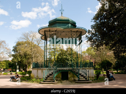 Schmiede-eisernen Musikpavillon aus dem späten 1900er Jahren befindet sich im Jardim da Estrela, Lissabon. Stockfoto