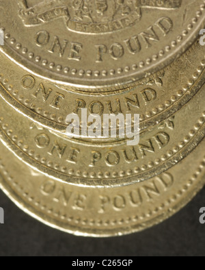Nahaufnahme von vier britischen 1 Pfund-Münzen Stockfoto
