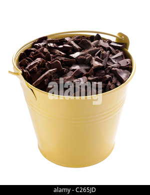 gelber Eimer gefüllt mit Schokolade, Ausschnitt Stockfoto