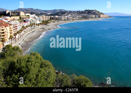 Blick auf die Strände von la Caletilla, Puerta del Mar und Puente de Pedra, Almuñecar, Granada, Costa Del Sol, Andalusien, Spanien Stockfoto