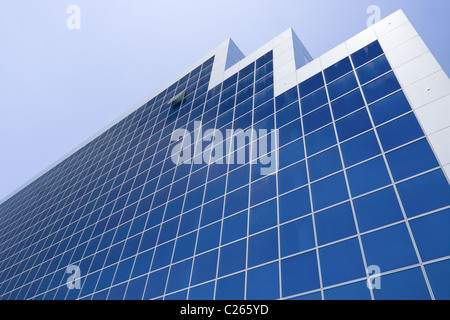Perspektive-Schuss des Business Tower. Blauen Fenstern. High Tech Gebäude in Antananarivo, Madagaskar Stockfoto