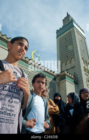 Paris, Frankreich, Gruppenmenschen, Muslimisches Frankreich, Teenager-Jungen, die Menge demonstriert gegen Islamophobie, Protest der Teenager "Mosquee de Paris", Einwanderung Stockfoto