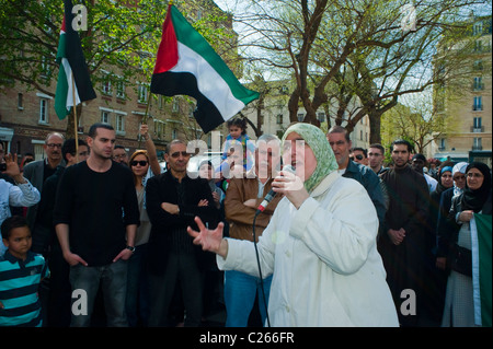 Paris, Frankreich, muslimisch verhüllte muslimische Frau mit Hijab, Kopftuch, Demonstration von Antidiskriminierung Islamophobie, Rede mit Menschenmenge auf der Straße mit Mikrofon, europa Migranten, religiöse Treffen, öffentliche Rednerin halten Vortrag, verschiedene Kulturen Religion, Frau trägt einen Hijab frankreich, öffentliche Proteste Stockfoto