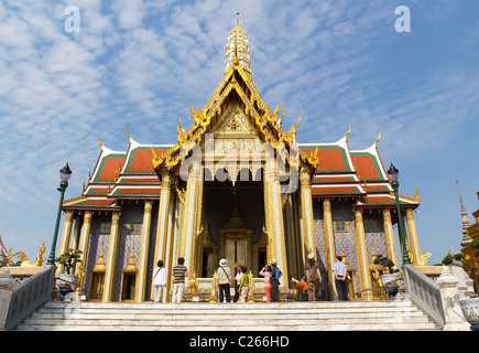 Touristen besuchen den Tempel des Smaragd-Buddha im Grand Palace in Bangkok, Thailand Stockfoto