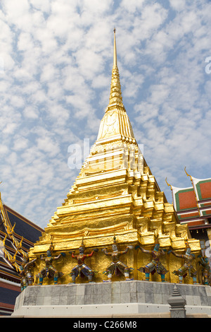 Bunte Guardian Statuen um die Basis für eine goldene Chedi in den großen Palast und den Tempel des Smaragd-Buddha in Bangkok Stockfoto