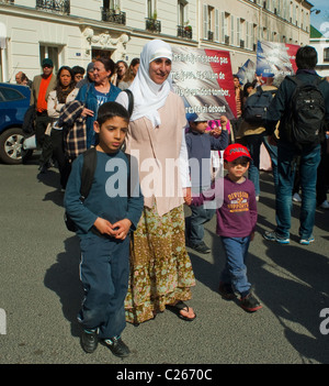 Paris, Frankreich, muslimische Frau, Mutter mit Kindern, im Kopftuch, und Familienproteste marschieren, demonstrieren gegen Islamophobie, auf der Straße, Frau im Hadschib, afrikanische Familie mit Kindern Stockfoto