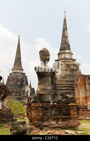 Alten Buddha-Statue in den Tempelruinen von Wat Phra Si Sanphet in Ayutthaya, Thailand Stockfoto