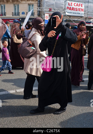 Paris, Frankreich, Muslim Frankreich, Frauen demonstrieren gegen Islamophobie, machen Bilder mit dem I-Phone im Kopftuch, Hijab, Frau im Hadjib Stockfoto