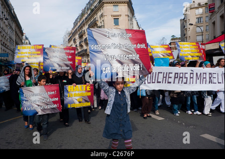 Paris, Frankreich, muslimische Frauen und Kinder demonstrieren gegen Islamophobie, religiöse Antidiskriminierung, Protestbanner auf Französisch: 'Don't Touch my Religion' verschiedene Kulturen Religion in der Politik Stockfoto