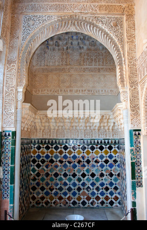 Palast von Alhambra, Granada, Andalusien, Spanien. Reich verzierte Alkoven in The Court der Myrten oder Patio de Los Mapuches. Stockfoto