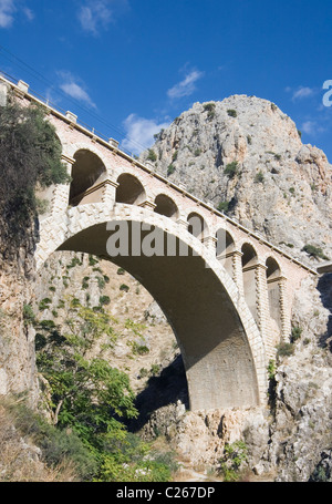 El Chorro, Alora, Malaga, Andalusien, Spanien. Alte Eisenbahnbrücke. Stockfoto