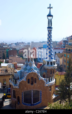 Barcelona, Spanien. Eingang Torhaus und Turm des Parc Güell. Stockfoto