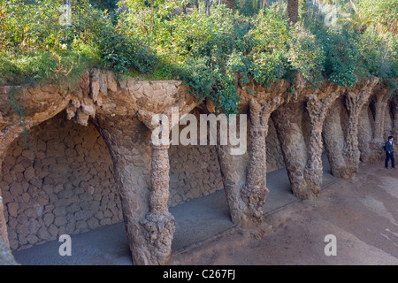 Barcelona, Spanien. Parc Güell. Kolonnaden Fußweg unter Fahrbahn Viadukt Stockfoto