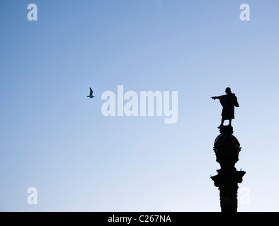 Barcelona, Spanien. Silhouette von Kolumbus-Denkmal. Columbus scheint eine Möwe anvisiert werden. Stockfoto