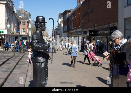 Charlie Chaplin, Straßenkunst, Straßenmusik, Statue, menschliche Aktivität, soziale Interaktion, Norwich, Norfolk, Großbritannien Stockfoto